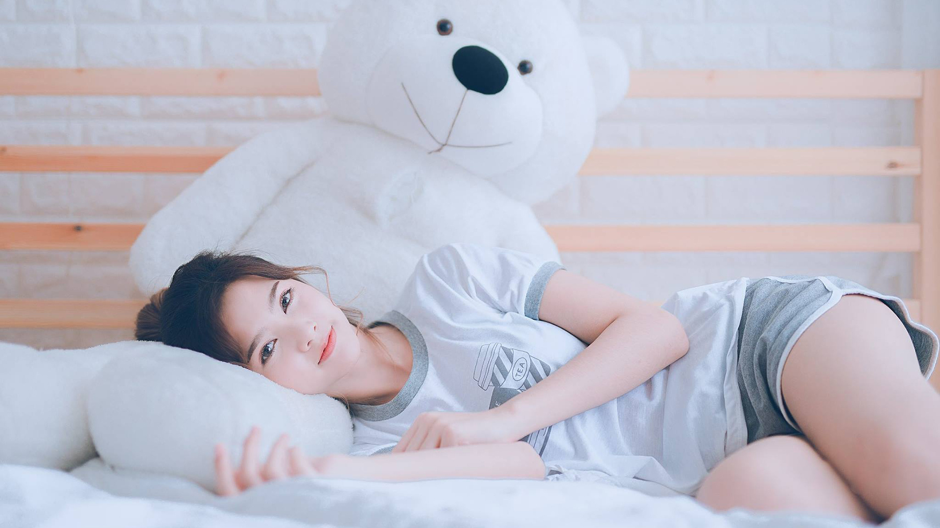 “高原极速:雪山巅峰的生命竞速”,雪山高地