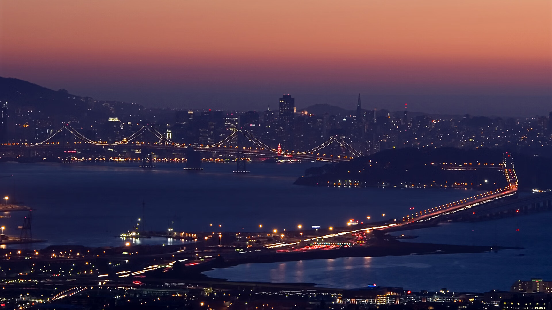 塞维利亚通过边路起球制造射门机会，塞维利亚队套